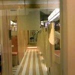 串鳥 - 入口と奥のテーブル席をつなぐ廊下