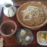 Soba To Toto - おせいろ(780円) コシがあって美味しいお蕎麦。つゆは甘さ控えめで鰹節の香りが豊か。ボリューム少なめなので男性なら「おかわりせいろ(350円)」も一緒に注文するのがおすすめです。