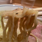らーめん鱗 - 塩ラーメンは平打ち縮れ麺