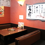Kanazawa Yakiniku Rakudokoro Bamba - 一階にある4～５人掛けのテーブル