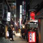成吉思汗だるま - 歓楽街・ススキノの小道に、伝説のジンギスカンあり。今宵も多くのお客さんが、この味を求めて並びます