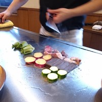 神戸牛ステーキ Ishida. 本店 - そぎ落とした神戸牛ロース肉の脂を使用して「季節の焼野菜」を焼いているところ
