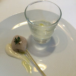 イル プレージョ - 16.1月 帆立のインボルティーニ・クルード
      （カリフラワー・グリーンオリーヴ・オレガノ・タイム・ケッパーベリー）
      海水とレモンのマルメラータのジュレ