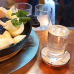 成吉思汗だるま - いい感じに温まった「焼き燗」。濃醇な日本酒も、意外とジンギスカンに合いますよ