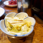 成吉思汗だるま - お通し（￥216）は、キャベツの浅漬け。良心的な価格