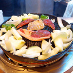 成吉思汗だるま - ジンギスカン、いよいよ開始！ 真ん中に羊脂を乗せ、鍋のふちには玉ねぎ＆長ねぎ