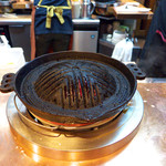 成吉思汗だるま - ジンギスカンといえば、鉄兜型の鍋！ 脂を効率的に流し、揚げ焼きにする調理の妙