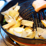 成吉思汗だるま - マトンの上質な脂が滴り落ちて、玉ねぎをご馳走にする。まるで魔法のように