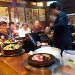 成吉思汗だるま - 隣のお客さんとくっつきそうな席間、かつ満席であるが、意外とアウェイ感を感じさせない