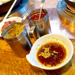 おろしニンニクと鷹の爪（唐辛子）が出されたら、自分の分だけタレに入れよう