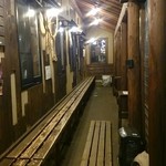 麺屋あごすけ - 土日ともなると外にあるこのベンチにはびっしりと人が並ぶ