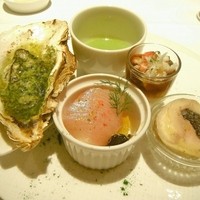 アンフュージョン - アミューズ盛り合わせ(牡蠣のエスカルゴバターや寒ブリ、白子のフランなど）
