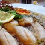 ラーメン たぬき屋 - チャーシューは鶏と豚から選択可能で鶏を