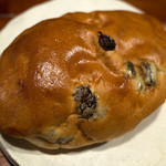 菓子とパン 大楠 - 「レーズンパンのアップルカスタードクリームパン」（253円）。