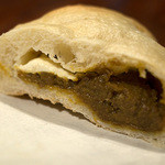 菓子とパン 大楠 - 「蜂の家カレー＆クリームチーズのナン」（295円）。