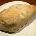 菓子とパン 大楠 - 「蜂の家カレー＆クリームチーズのナン」（295円）。