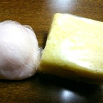 あさぶ一力 - ふわふわの蒸しカステラ(108円)とノーマルいちご大福(216円)