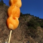 都民の森とちのみ売店 - 焼き団子　意外に旨いゾ