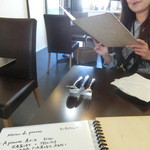 チェラ ウナ ボルタ - テーブル席に着席です