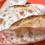 モリタ屋 - 外側はかなり固い　内部は気泡が大きく水分が多くモッチリしたカンジ