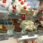  いしむら - いしむらさんのショーケース、苺のケーキがたくさんあります。