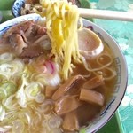 はまぐり食堂 - しょうゆラーメン　麺アップ