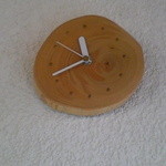 喫茶もか - 内観　時計も木製でおしゃれ