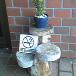 喫茶もか - 店の入り口付近のｵﾌﾞｼﾞｪ　（禁煙マーク）