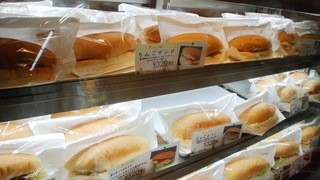 Iwate tetoteto - オリジナル調理パンが並ぶ