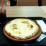 Salvatore Cuomo - ４種チーズのピッツァ&コカ・コーラゼロ