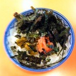 Hakata Ra-Men Shibaraku - 博多と言えば明太子、辛子高菜ともみ海苔をあったかいご飯に乗せました。シンプルだけど当店人気ナンバーワンです！