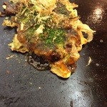Okonomiyaki Chiyo - 途中でソースかけたらじゅわわ～♪