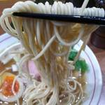 寿製麺 よしかわ - 煮干しそば(白)麺リフト。