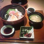 波奈 - 海鮮丼千円税込　小鉢、お新香、味噌汁付き