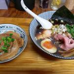 中華そば よしかわ - 煮干しそば(黒)と大判焼豚丼。