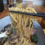 中華そば よしかわ - 煮干しそば(黒)麺リフト。