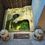 虎白 - 入口の池