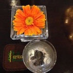 Vertical Garden - テーブルへ飾られているガーベラの花