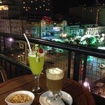 Rooftop Garden - 目抜通りを見下ろす席にて