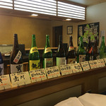 北海道料理 絆 - 日本酒の瓶が並びます