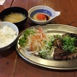 柔らかマッチョステーキ定食は850円。