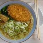 うどんのいなや - かけむぎ+ねぎ、コロッケ：コロッケを載せた後
