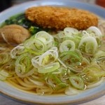うどんのいなや - かけむぎ+ねぎ、コロッケ：コロッケを載せた後