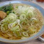 うどんのいなや - かけむぎ+ねぎ、コロッケ：コロッケを載せる前
