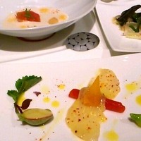 ガストロノミー ジョエル・ロブション - 白インゲン豆のスープ・インカの目覚めマリネ・カラスミを添えた真鯛のカルパッチョ