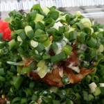 たこ焼まんま - 取り出してもこんもり葱で……(((((((・・;)見えない！