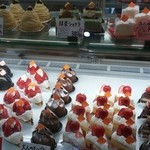 ボン・プレサージュ - ショーケースの美味しそうなケーキさん☆