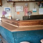 来来軒 - カウンターと、店内、レトロ感溢れ大好きな空間。