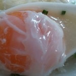 来来軒 - おじいさんが卵は中に入れてるからねー♪と。いい感じの半熟！(*^_^*)