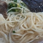 来来軒 - 麺は少し太めのストレート麺。硬麺でオーダー。